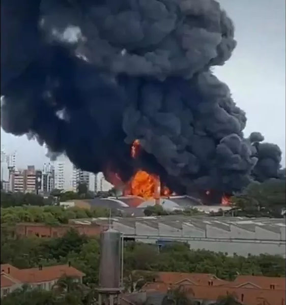 Incêndio de grandes proporções atinge depósito de embalagens em Canoas (RS)